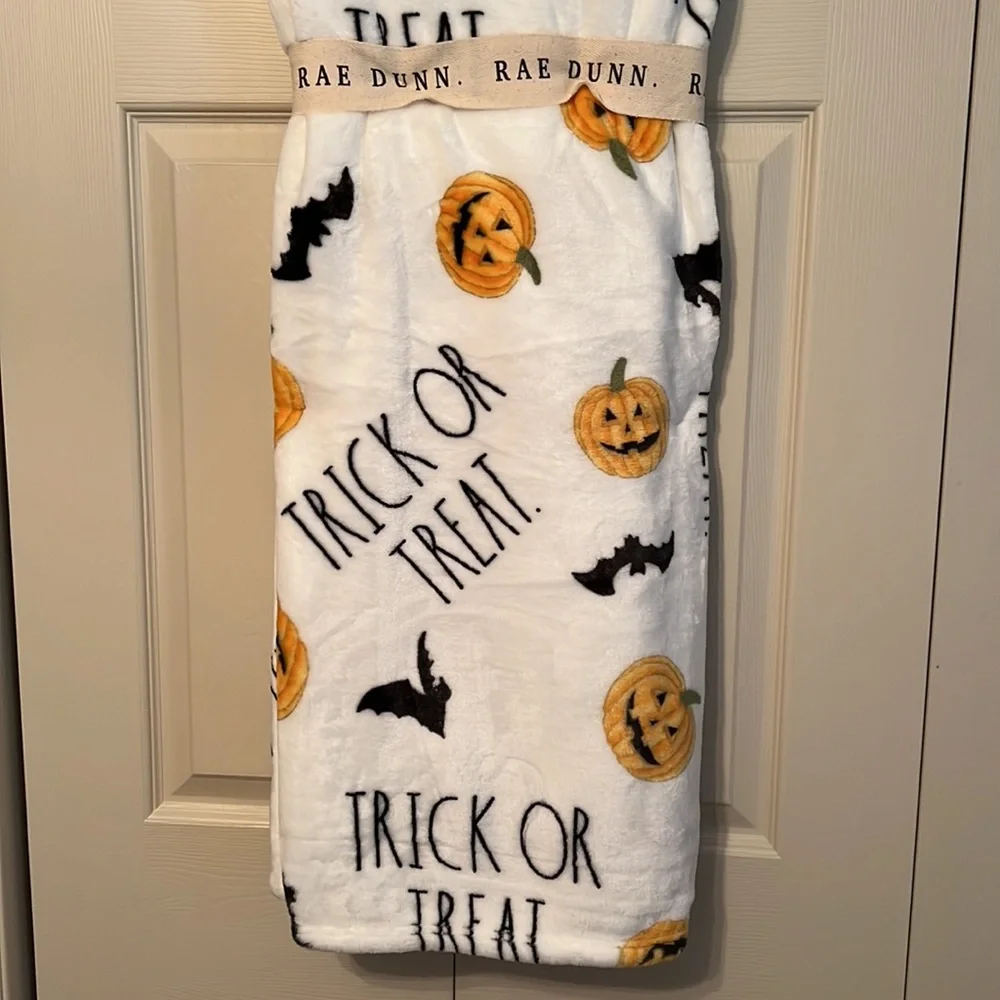 NWT RAE DUNN TRICK OR TREAT FARMHOUSE HALLOWEEN 🎃 SOFT PLUSH THROW BLANKET